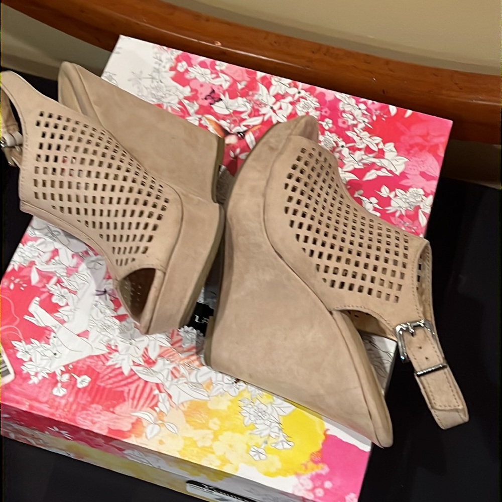 Like new Chinese Laundry meet up suede wedge size 7 - Picture 4 of 9